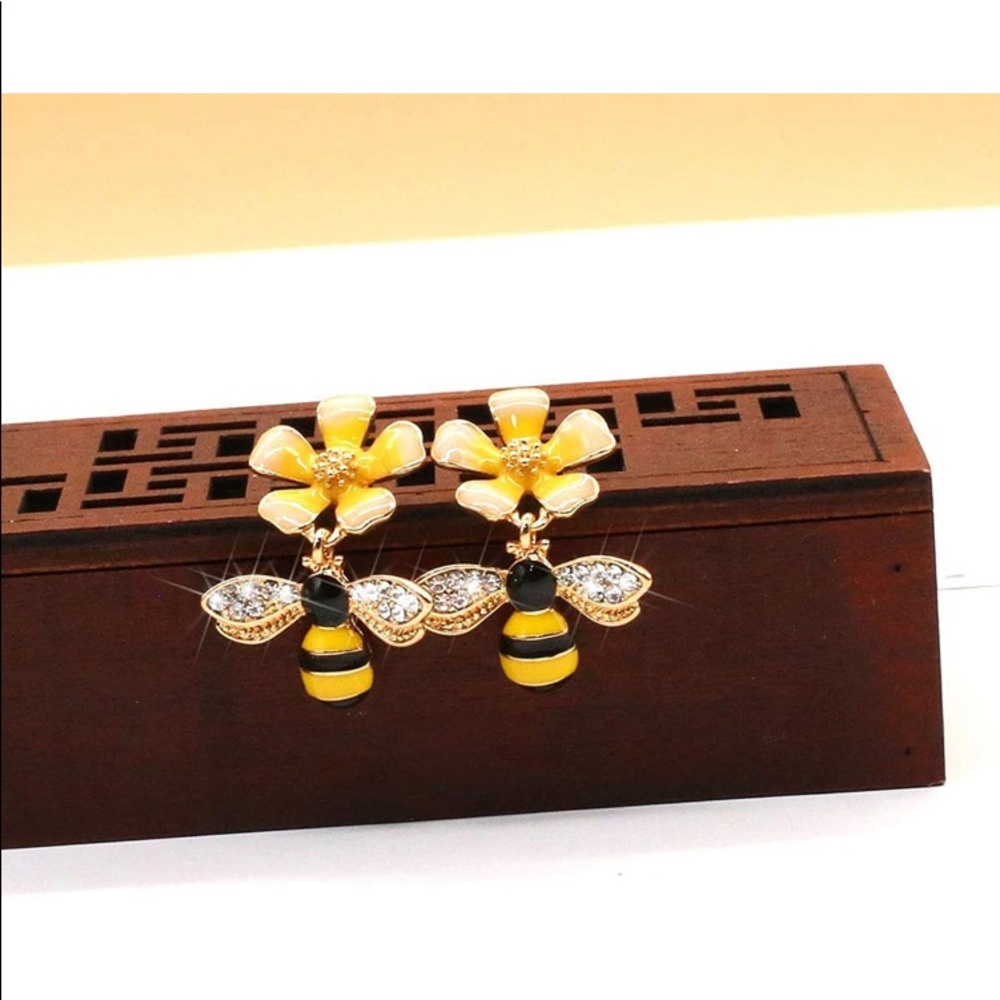 Whimsical Delight SS HoneyBee🐝Flower Drop Earrings Gold+Pavé Crystal Ear… - Picture 4 of 13